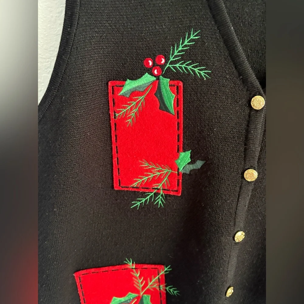 CRYSTAL-KOBE‎ VINTAGE HOLIDAY VEST W/HOLLY DETAILS - WOMENS SIZE LARGE